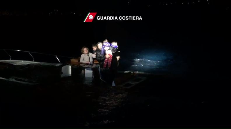 Συγκλονιστικό βίντεο – Επιχείρηση διάσωσης σε ναυάγιο στη Σάμο