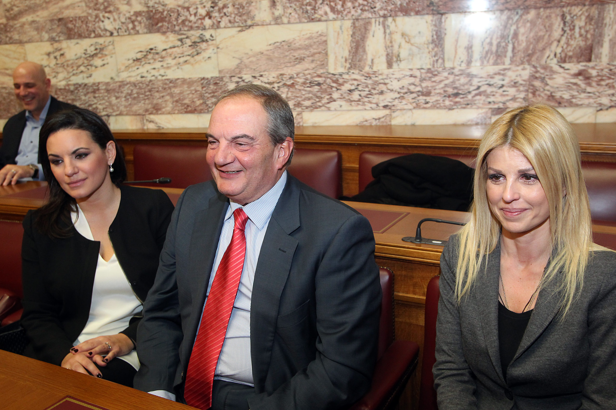 Ο Καραμανλής με τις ωραίες κυρίες της ΝΔ – ΦΩΤΟ