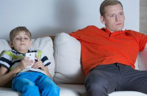Τα παιδιά ξοδεύουν περισσότερο χρόνο online παρά στην TV