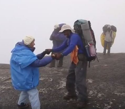 Στο βιβλίο Γκίνες η 86χρονη που κατέκτησε το Κιλιμάντζαρο – ΒΙΝΤΕΟ