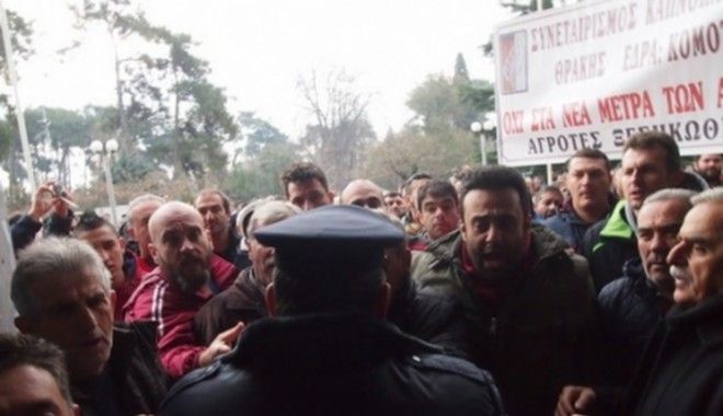 Επεισόδια στην Κομοτηνή και μπλόκα σε όλη την Ελλάδα – ΒΙΝΤΕΟ