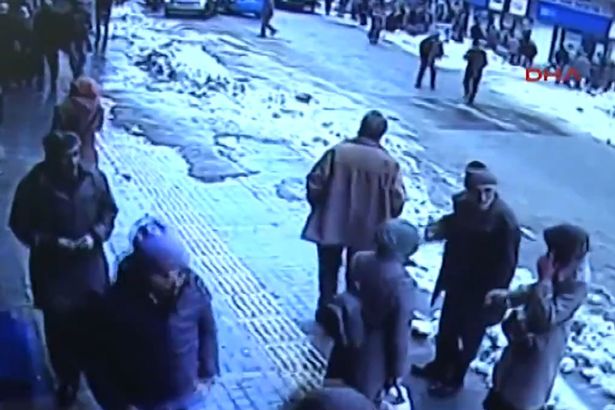 Πελώρια χιονόμπαλα καταπλάκωσε πεζούς στην Τουρκία – ΒΙΝΤΕΟ