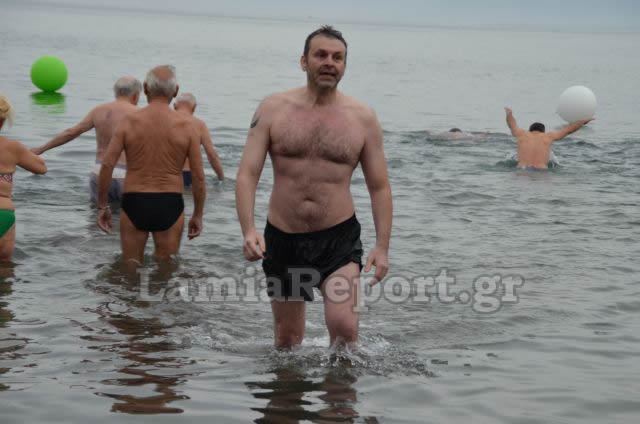 Γιατί βούτηξε με το εσώρουχο ο Γκλέτσος στην παραλία της Αγίας Μαρίνας – ΒΙΝΤΕΟ