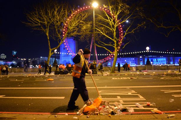 Τα σκουπίδια στους δρόμους του Λονδίνου μετά τον εορτασμό της πρωτοχρονιάς – ΦΩΤΟ