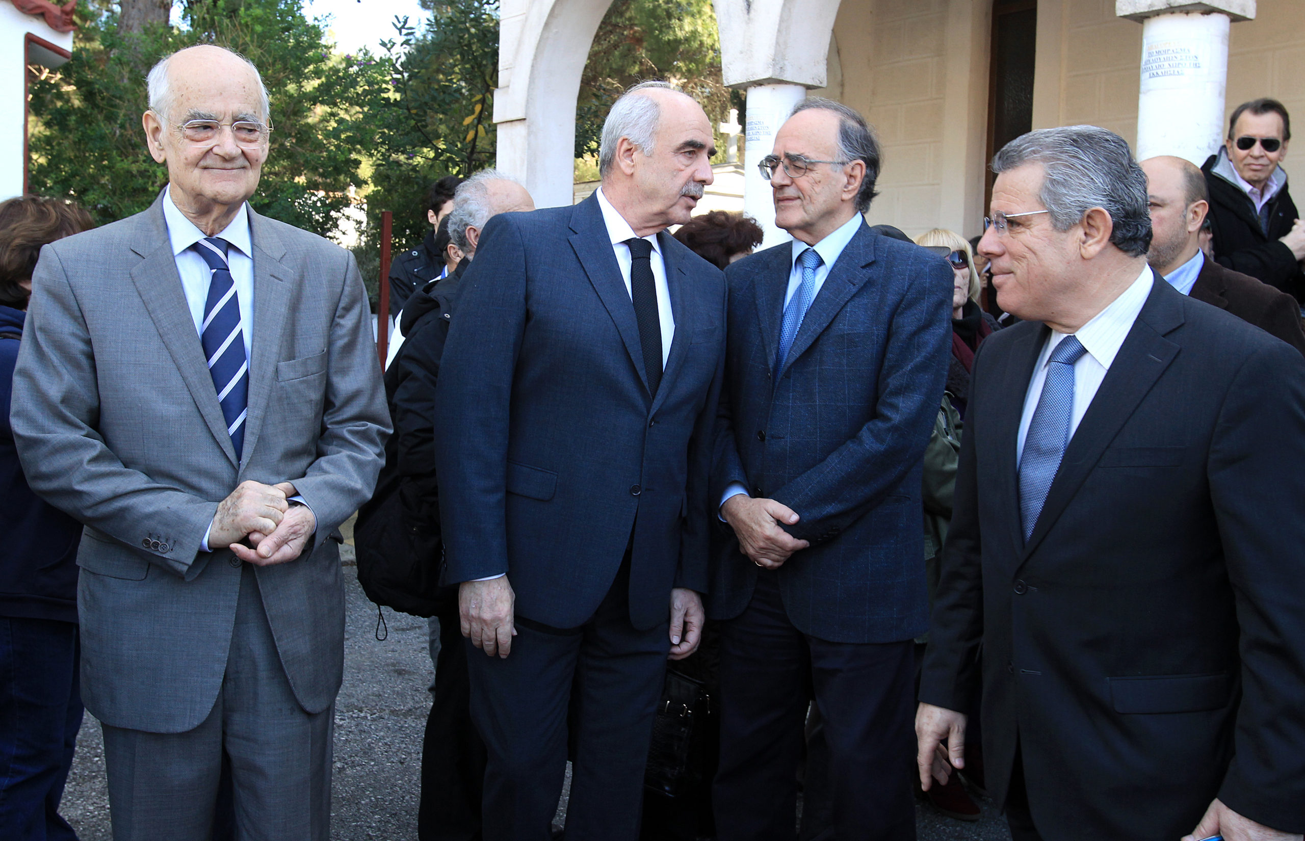 Στην κηδεία της Συνοδινού ο Μεϊμαράκης – ΦΩΤΟ