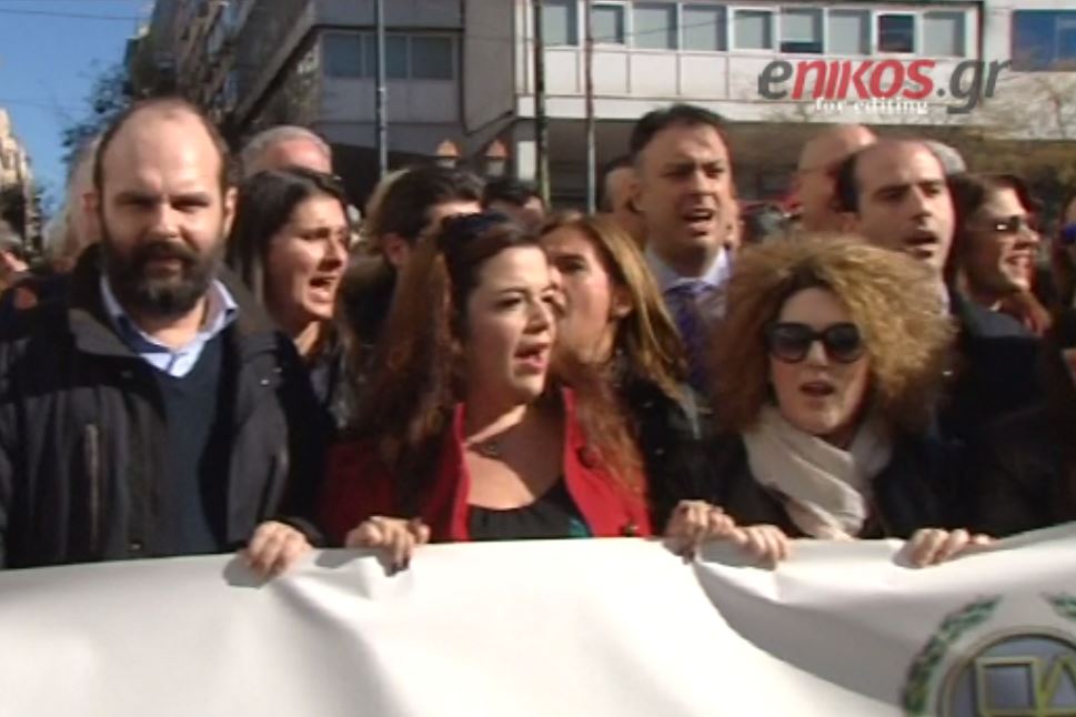 Το σύνθημα των δικηγόρων κατά του Κατρούγκαλου – ΒΙΝΤΕΟ