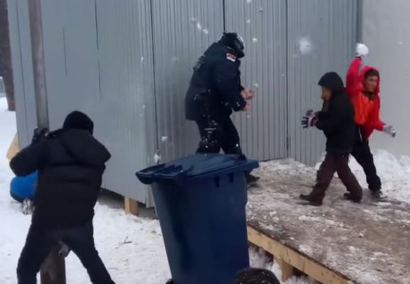 Αστυνομικοί παίζουν χιονοπόλεμο με παιδιά προσφύγων στη Σερβία – ΒΙΝΤΕΟ