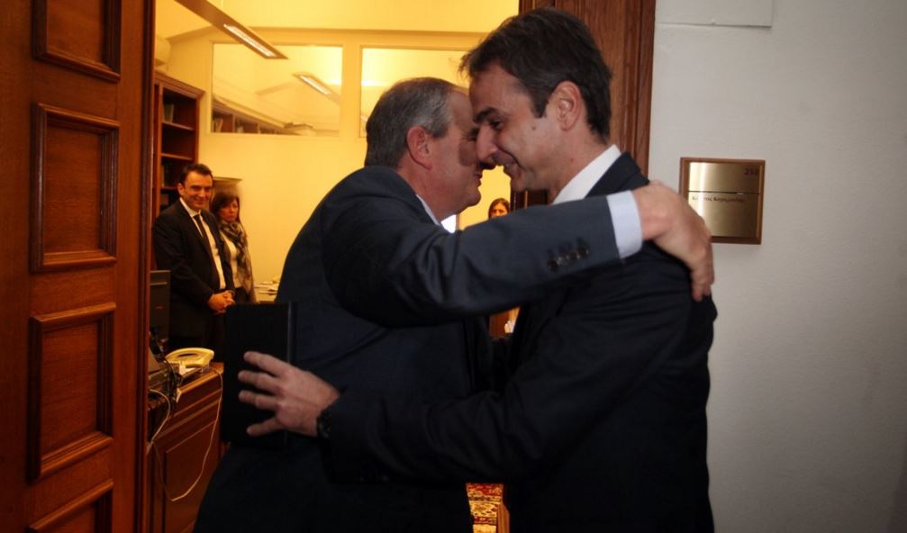 Ο θερμός χαιρετισμός του Καραμανλή με τον Μητσοτάκη – ΦΩΤΟ