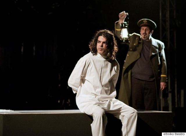 Κατεβαίνει από το Εθνικό Θέατρο η παράσταση που βασίζεται σε κείμενα του Ξηρού – ΤΩΡΑ