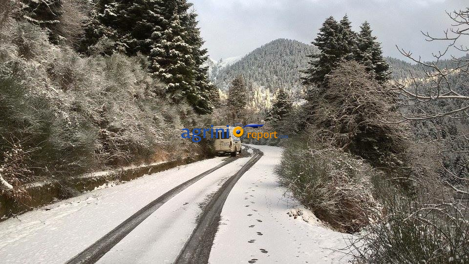 Απεγκλωβίστηκε οδηγός στο δρόμο προς Καρπενήσι – ΦΩΤΟ