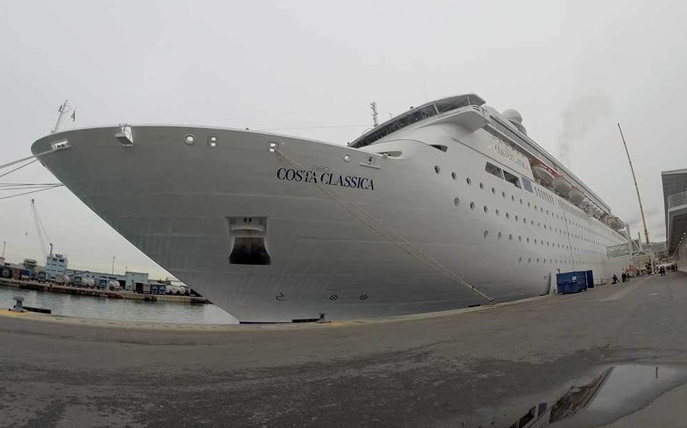 Το πρώτο κρουαζιερόπλοιο στο λιμάνι του Πειραιά για το 2016