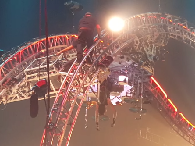 Ο Τόμι Λι κρεμάστηκε ανάποδα σε συναυλία από λάθος- ΒΙΝΤΕΟ