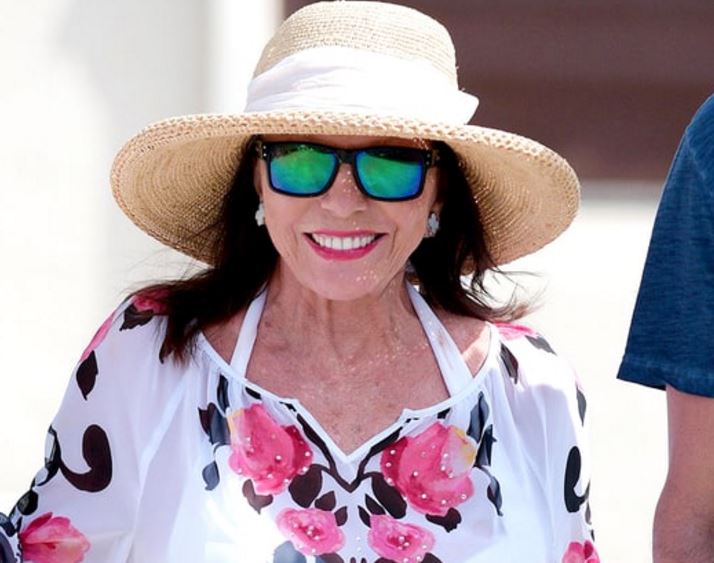 Το μίνι φόρεμα της 82χρονης Τζόαν Κόλλινς – ΦΩΤΟ