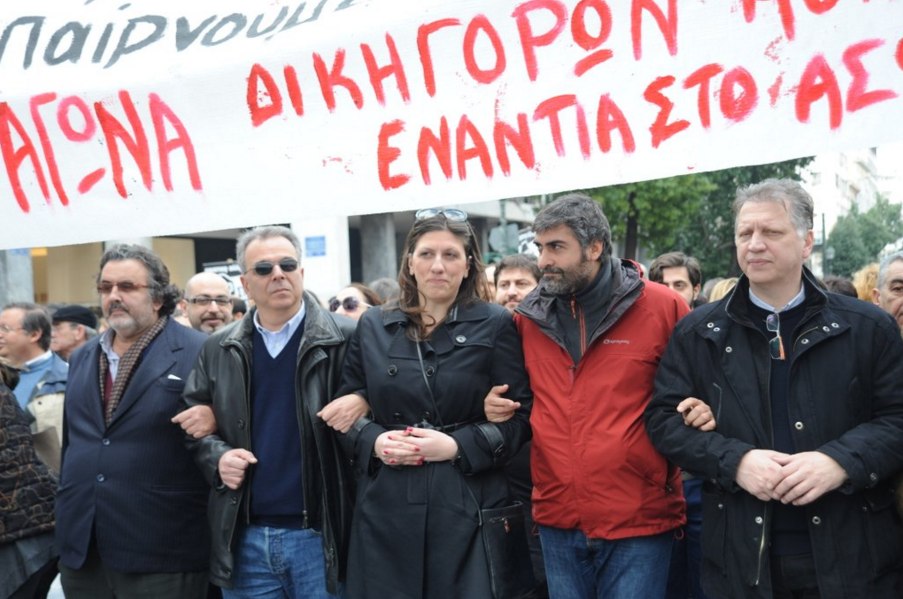 Η Ζωή Κωνσταντοπούλου στην «αλυσίδα» των διαδηλωτών στο κέντρο – ΦΩΤΟ