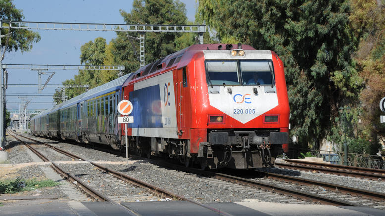 Σφοδρή σύγκρουση τρένου με ΙΧ στην Λάρισα-ένας νεκρός