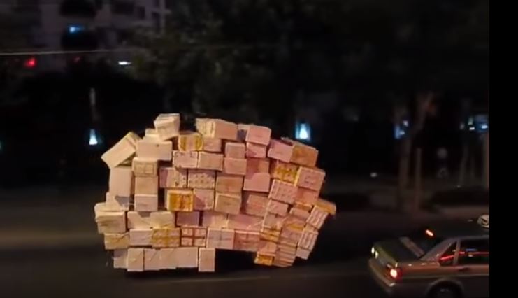 Tι κρύβεται κάτω από τα δέματα; – ΒΙΝΤΕΟ