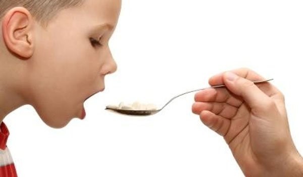 Γιατί δεν πρέπει να δίνετε το σιρόπι με το κουτάλι στα παιδιά