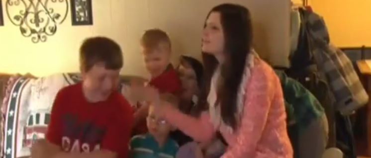 Ζευγάρι υιοθέτησε 7 αδέρφια για να μην τα χωρίσει – ΒΙΝΤΕΟ