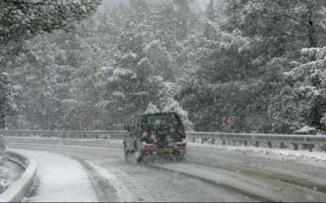 Αποκαθίσταται η κυκλοφορία σε δρόμους της Αττικής μετά τη χιονόπτωση