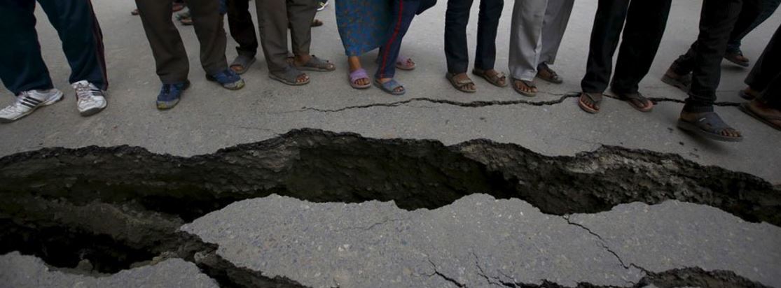 Φόβοι για τουλάχιστον 5 νεκρούς και εκατοντάδες τραυματίες από τον σεισμό στην Ινδία – ΦΩΤΟ