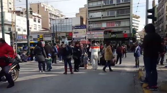 Συγκέντρωση προσφύγων στο λιμάνι του Πειραιά – Κυκλοφοριακή συμφόρηση – ΦΩΤΟ