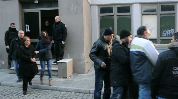 Με χειροπέδες η μεταγωγή της μητέρας και του πατριού του Πολύζου – ΒΙΝΤΕΟ