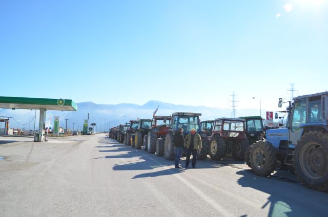 Κλείνουν την εθνική οδό οι αγρότες στη Λαμία – ΦΩΤΟ – ΒΙΝΤΕΟ