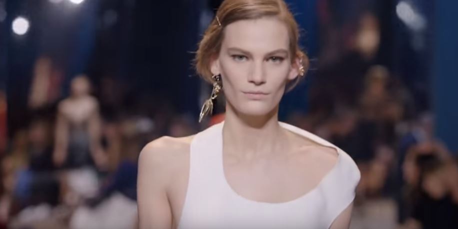 Ελληνικό τραγούδι «έντυσε» την πασαρέλα του Ντιόρ στο Παρίσι – BINTEO