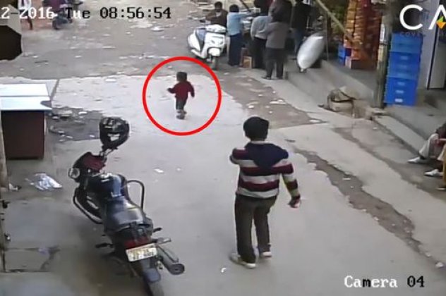 Σώθηκε από θαύμα 4χρονη που πέρασε από πάνω της αυτοκίνητο – ΒΙΝΤΕΟ