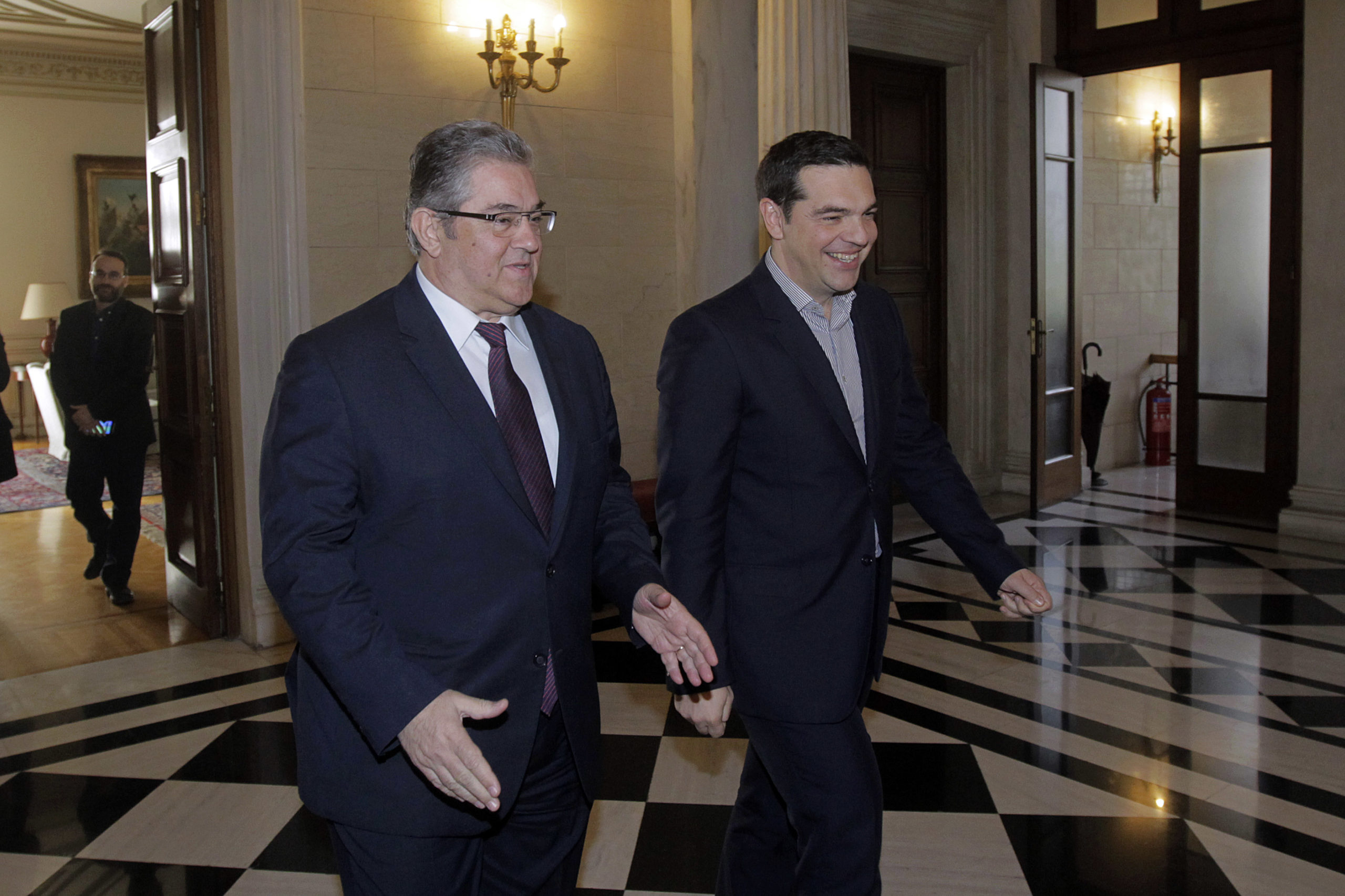 Χαμογελαστός υποδέχτηκε τον Κουτσούμπα ο Τσίπρας – ΦΩΤΟ