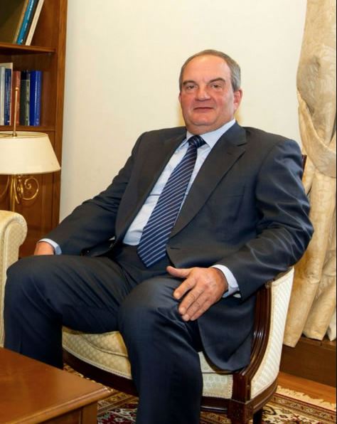 Τι έκρυψε στο ράφι της βιβλιοθήκης του ο Καραμανλής – ΦΩΤΟ