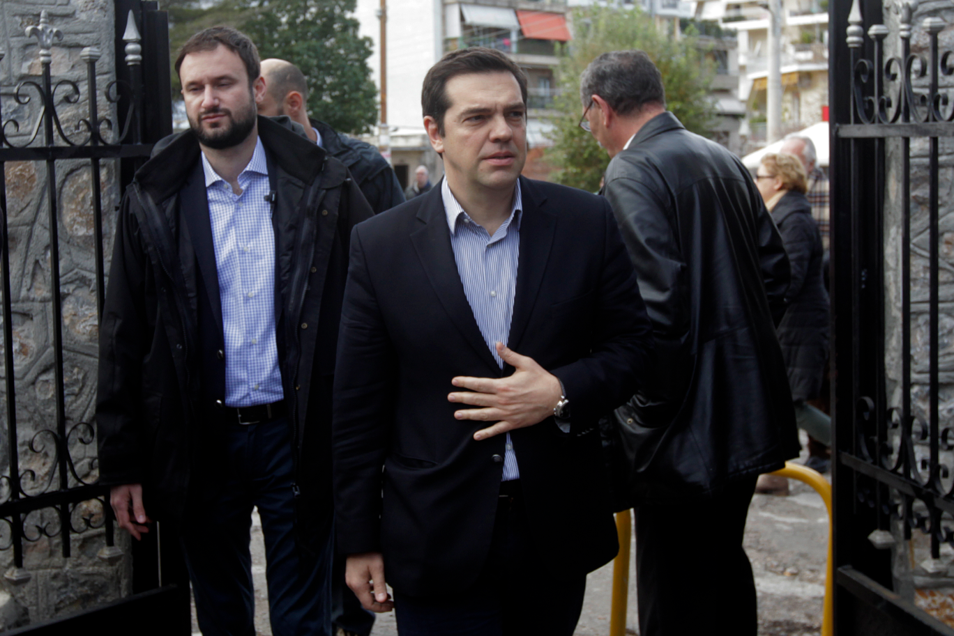 Η απρόσμενη συνάντηση του Τσίπρα με τον Γλέζο – ΦΩΤΟ