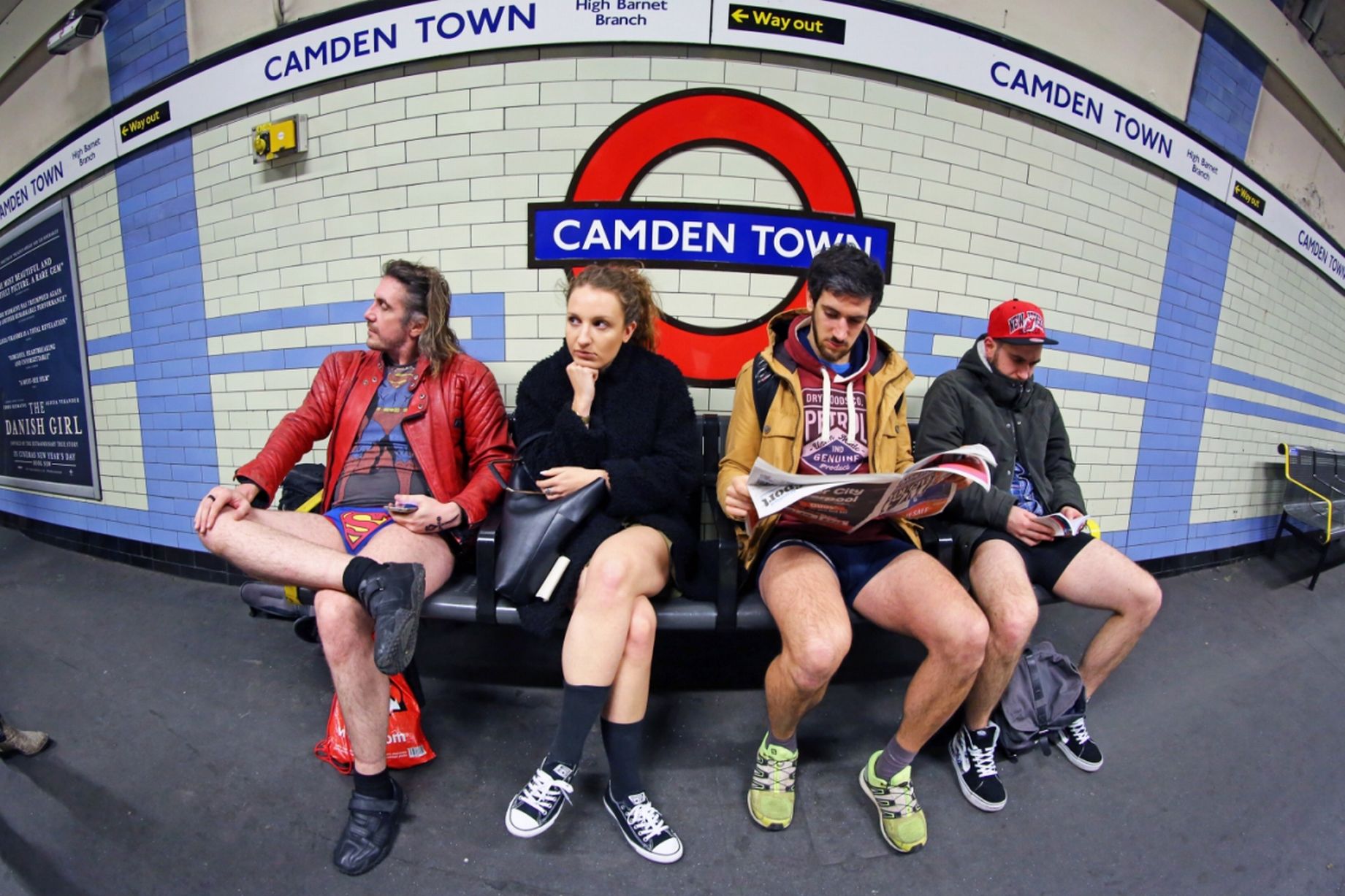 Δεκάδες επιβάτες χωρίς…παντελόνια στο μετρό του Λονδίνου – ΦΩΤΟ