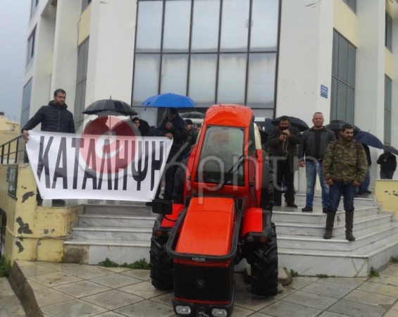 Με… τρακτέρ στα γραφεία του ΟΓΑ οι αγρότες στο Ηράκλειο – ΦΩΤΟ