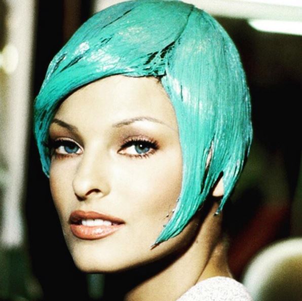 Η Λίντα Εβαγκελίστα στο χιόνι μόνο με ένα καυτό σορτς – ΦΩΤΟ