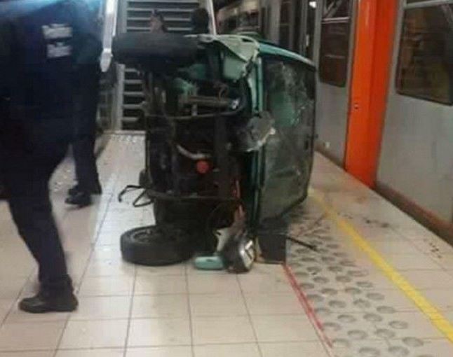 Πέταξαν… αυτοκίνητο στις κυλιόμενες σκάλες του μετρό – ΒΙΝΤΕΟ