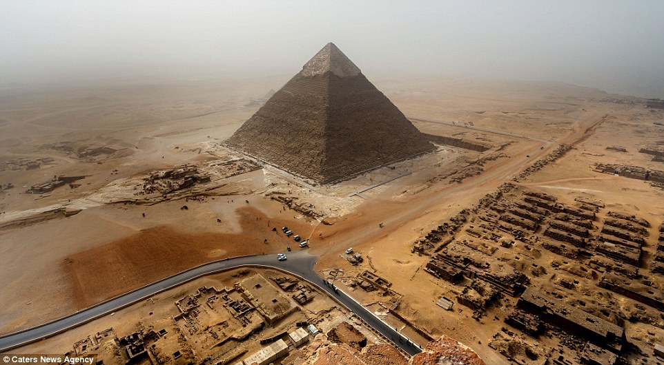 Σκαρφάλωσε παράνομα σε πυραμίδα της Αιγύπτου για τη μοναδική θέα – ΒΙΝΤΕΟ