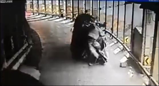 Τρελή κούρσα φορτηγού με σπασμένα φρένα σε τούνελ – ΒΙΝΤΕΟ