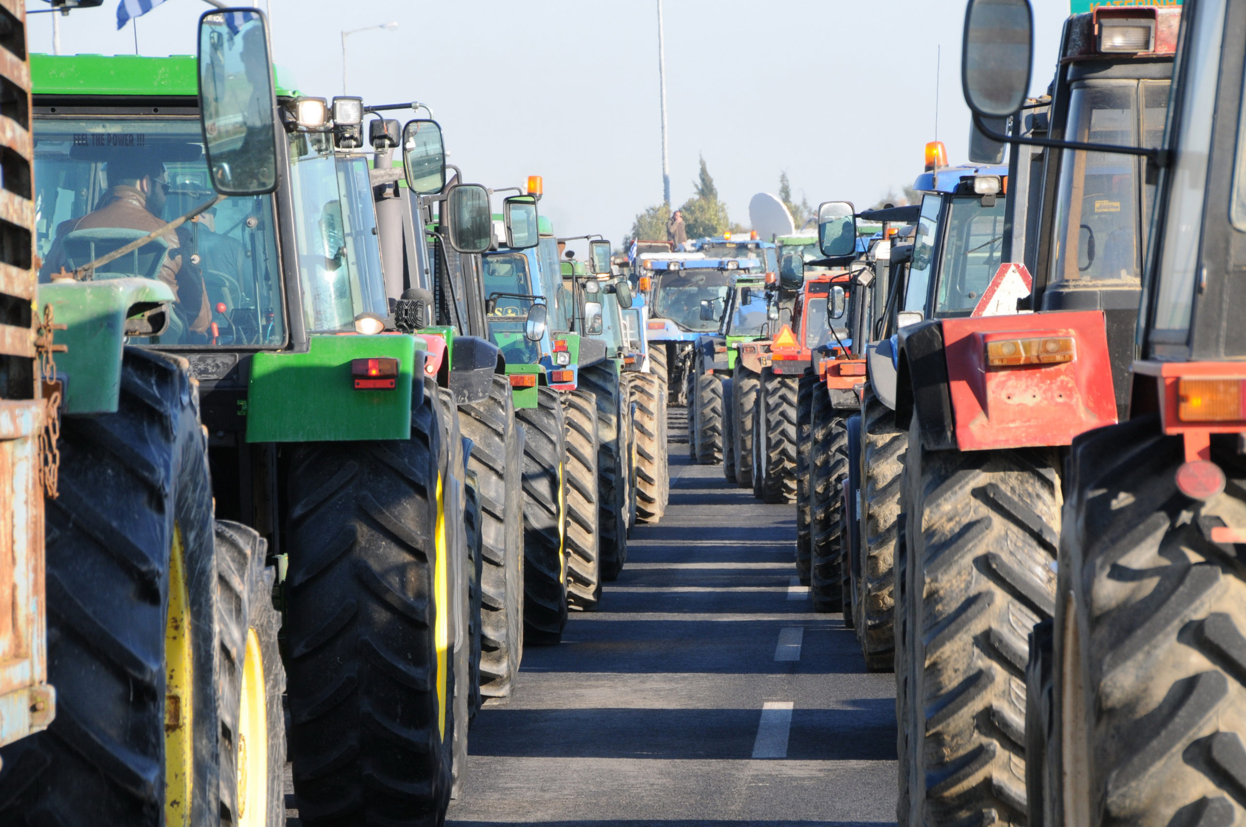 Αμετακίνητοι οι αγρότες – Ποιοι δρόμοι θα κλείσουν