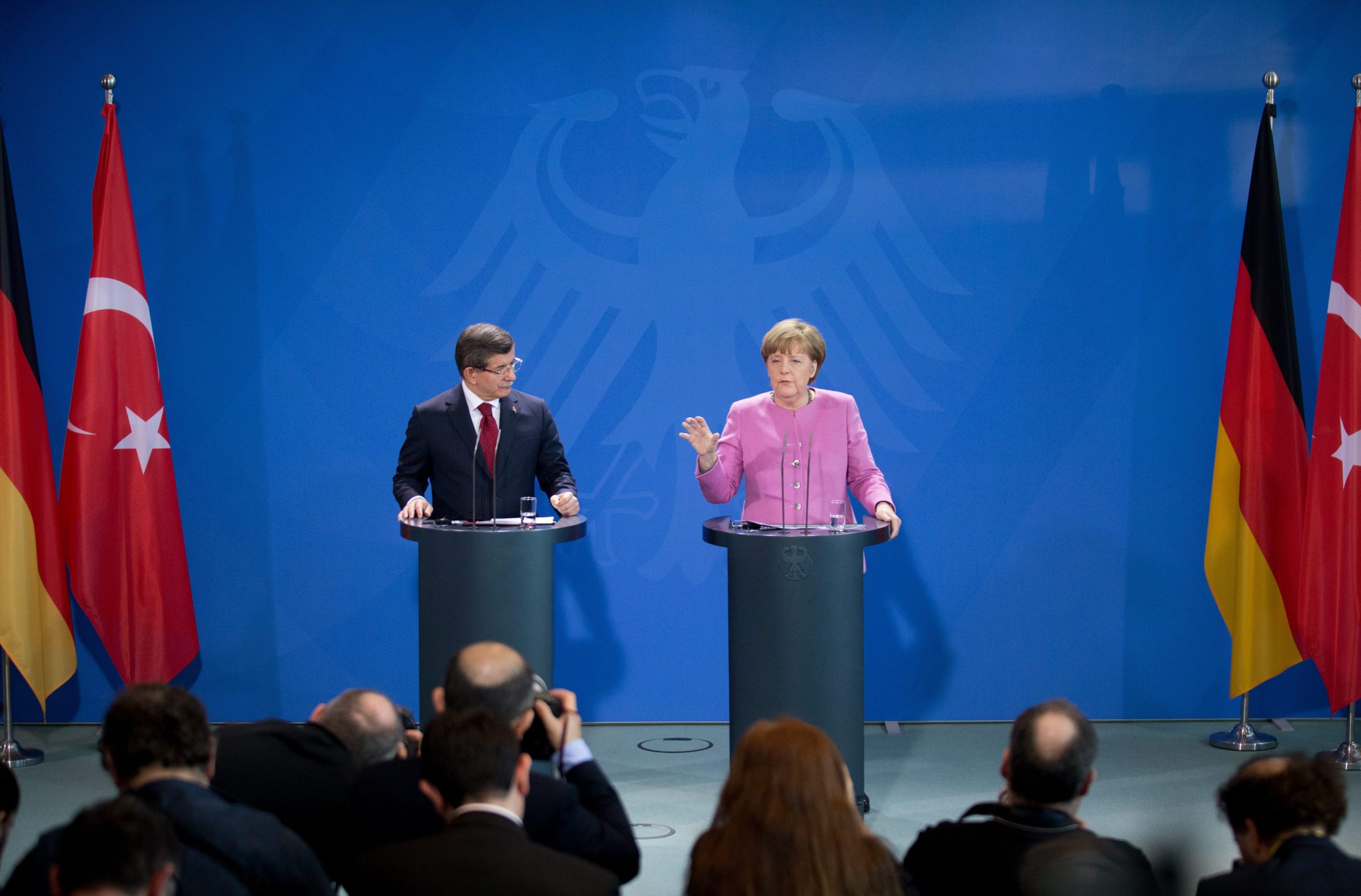 Οι δεσμεύσεις Μέρκελ-Νταβούτογλου για το προσφυγικό