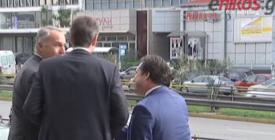 Η τυπική χειραψία του Άδωνι με τον Βορίδη – ΒΙΝΤΕΟ