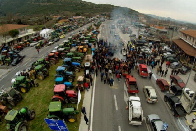 Εντείνουν την πίεση οι αγρότες – Κλείνουν για έξι ώρες τα Τέμπη