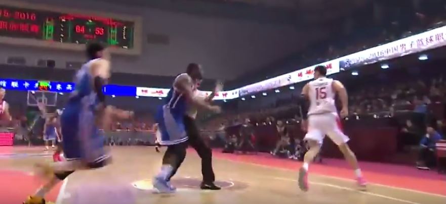 Θηριώδης αθλητής του μπάσκετ «κυνηγά» τον αντίπαλό του – ΒΙΝΤΕΟ