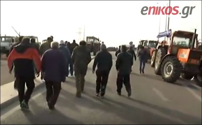 Κλείνουν και τον παράδρομο της Εγνατίας οι αγρότες – ΒΙΝΤΕΟ