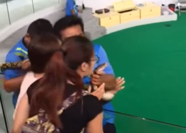 Πύθωνας δάγκωσε στη μύτη τουρίστρια – ΒΙΝΤΕΟ