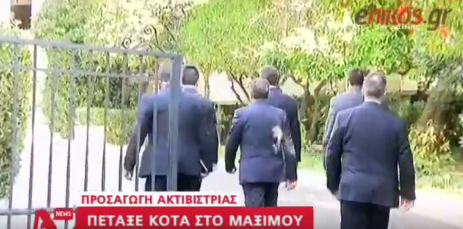 Η αντίδραση του Κυριάκου Μητσοτάκη όταν είδε την κότα – ΒΙΝΤΕΟ