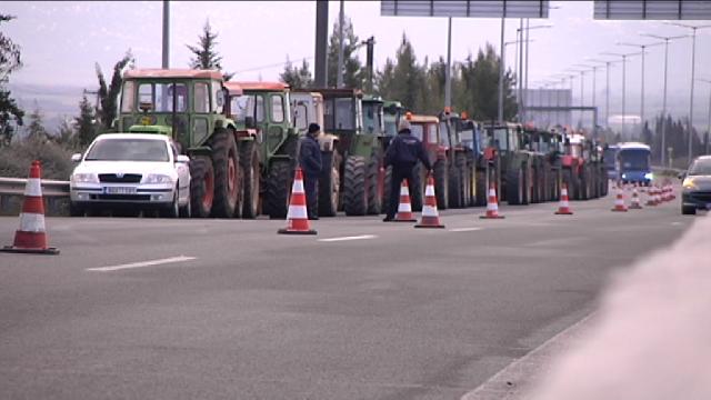 Κλιμακώνουν τις κινητοποιήσεις τους οι αγρότες στο μπλόκο των Μικροθηβών
