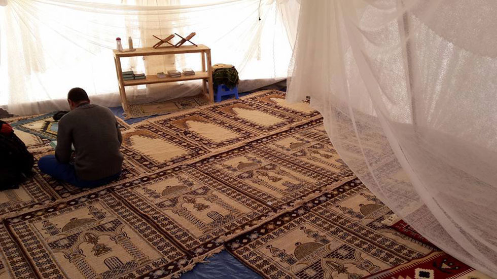 Αυτό είναι το αυτοσχέδιο τζαμί στη Λέσβο – ΒΙΝΤΕΟ