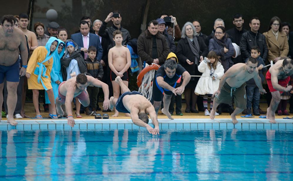 Βουλευτής βούτηξε για τον Σταυρό αλλά τον… προσπέρασε