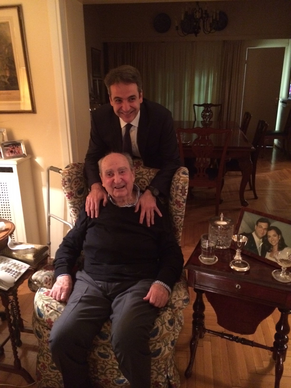 Ο Κωνσταντίνος Μητσοτάκης χαμογελαστός με τον Κυριάκο – ΦΩΤΟ